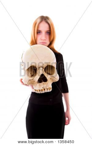  Fille avec crâne