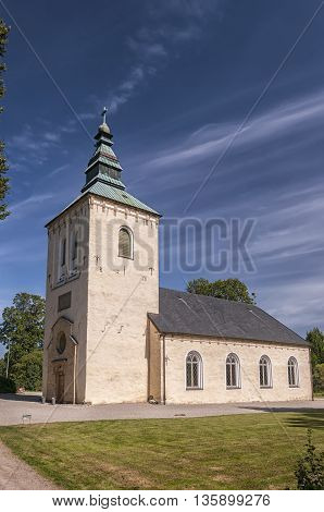 An image of an old white church in the swedish area of Ekeby called Ortofta.
