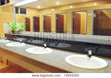 Lavabo e specchio in bagno