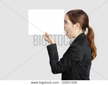 Frau mit einem Blatt Papier mit einer Skizze des Pinnochio Nase drauf