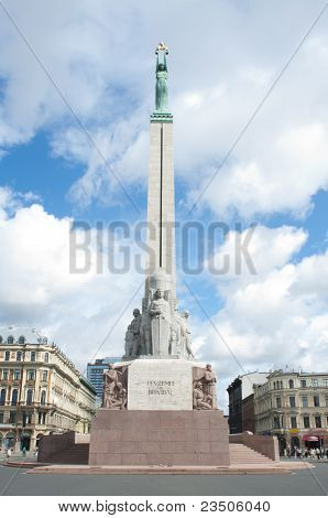 Monument de la liberté, Riga, Lettonie - pleine grandeur