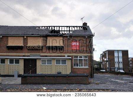 Leeds, England - September 24, 2017: A Closed Public House Stands Derelict And Boarded On A Housing 