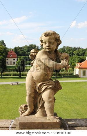 Statua di un bambino