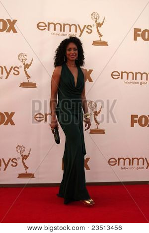 LOS ANGELES - SEP 18 : Gina Torres qui arrivent à la 63ième Primetime Emmy Awards au Nokia Theater sur soi