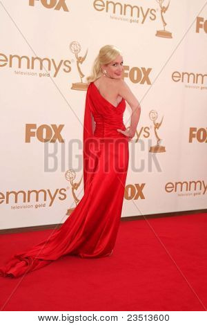 LOS ANGELES - SEP 18: Angela Kinsey ankommer 63 Primetime Emmy Awards på Nokia Theater på 
