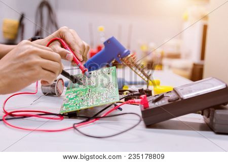 Close Up Of The Hand Men Hold Tool Repairs Electronics Manufacturing Services,repair Of Electronic D
