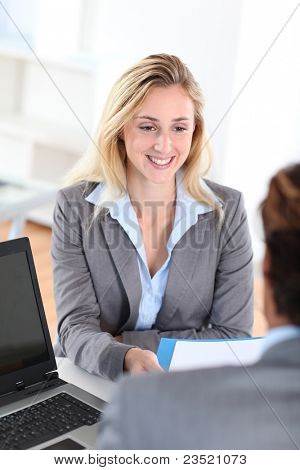 Entrevista de emprego de atendimento mulher