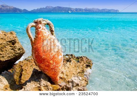 Alcudia Maiorca spiaggia con anfora romana sul mare Mediterraneo delle Baleari
