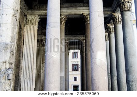 Lateralview Of The Colonnade Of The Pantheon In Rome