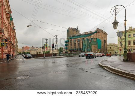 Russia, Saint Petersburg - August 18, 2017: View Of Moika River Embankment And The Lamp Bridge On A 