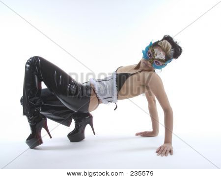 Donna mascherata sul pavimento