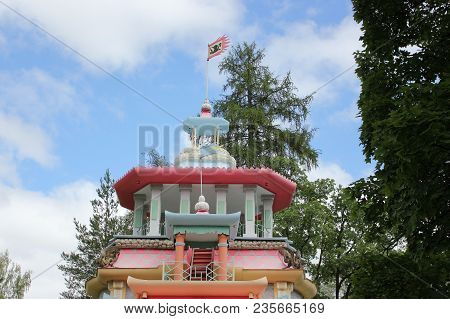 Saint-petersburg, Russia - July 10 , 2014: Chinese Creaky Arbor In The Park In Tsarskoe Selo