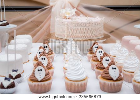 Wedding Candy Bar Cap Cakes White Brown. Close-up