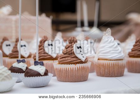 Wedding Candy Bar Cap Cakes White Brown. Close-up