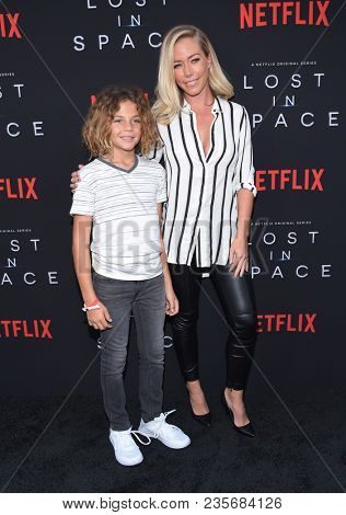 LOS ANGELES - APR 09:  Kendra Wilkinson and Hank Baskett IV arrives to the premiere of Netflix's 
