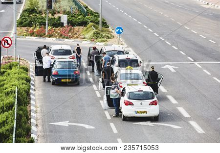Rishon Le Zion, Israel -april 12, 2018: People Stand On The Road Near The Cars Holocaust Remembrance