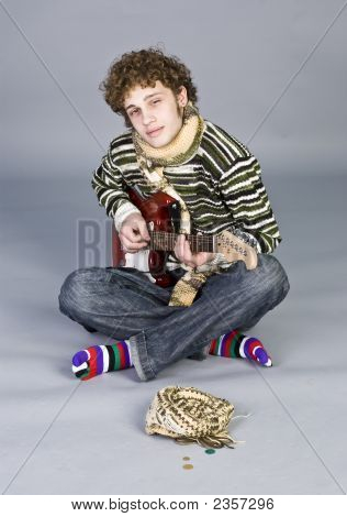 Smuk ung mand med Guitar