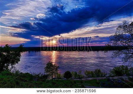 Vicksburg, Usa, 2018.04.09, Sunset Over The Mississippi River At Vicksburg In The Usa.