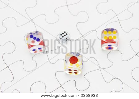 ジグソー パズル上のサイコロ
