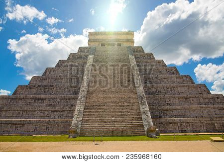 Mexico, Chichen Itzá, Yucatán.  Prist Stairs Of Mayan Pyramid Of Kukulcan El Castillo