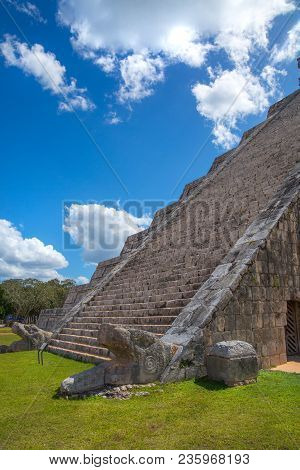 Mexico, Chichen Itzá, Yucatán.  Prist Stairs Of Mayan Pyramid Of Kukulcan El Castillo