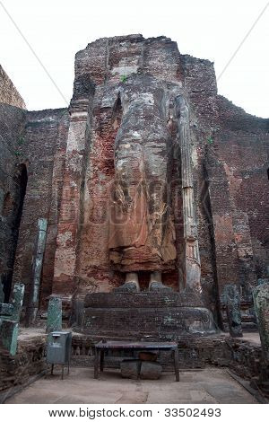 โดยเจ๊งยืนพระพุทธรูปปั้นด้วยประมาณ 8 เมตรความสูง Sr โลน (เมืองหลวงของศรีลังกาศรีโบราณ)