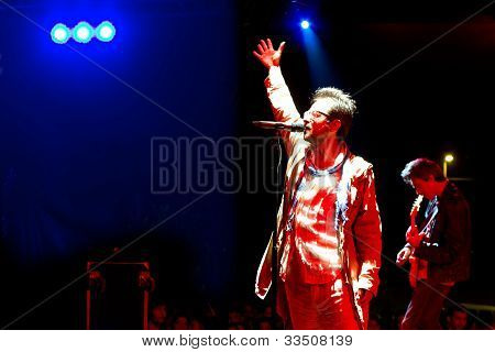 Cantante onde di sua mano