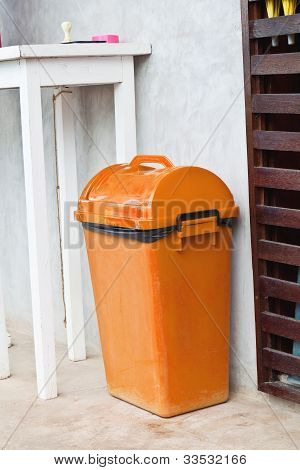 Bidone della spazzatura arancione
