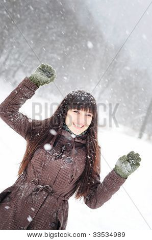 Karda mutlu kadın