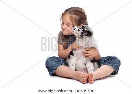 Niña y un cachorro