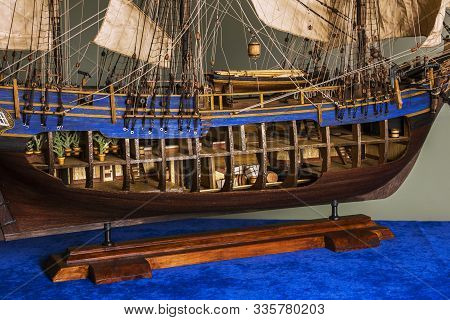 Sailing Ship - Bounty Wooden Antique Model Building