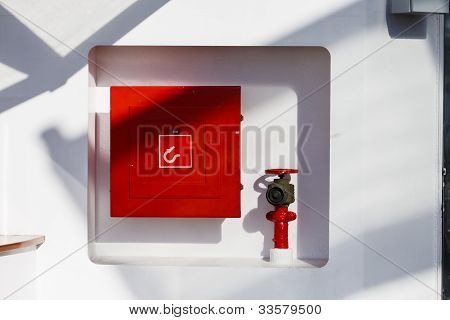 在白墙上的消防软管连接