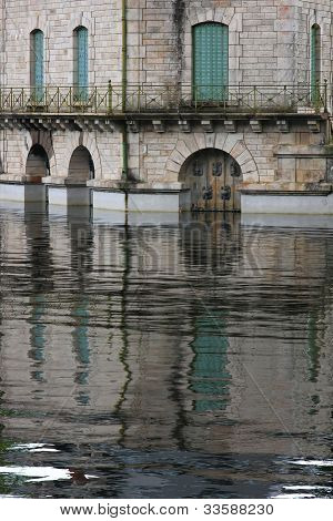 am Ufer des Sees settons