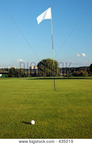 Campo de golfe com bandeira