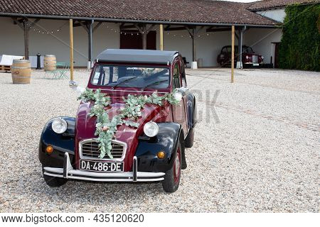 Bordeaux , Aquitaine  France - 09 30 2021 : Citroen 2cv6 Charleston Bride And Groom Wedding In 2cv I