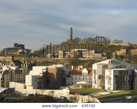 Schottisches Parlament und Princes Street, Edinburgh