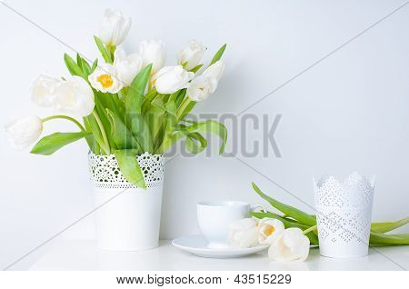Domácí dekoraci, bílé tulipány