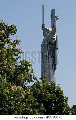 Emlékmű Rodina anya ég háttere