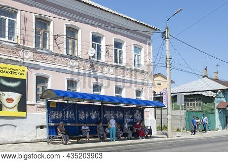 Yelets, Lipetsk District , Russia- June, 2021, People Sit At The Bus Stop, Waiting For The Bus.