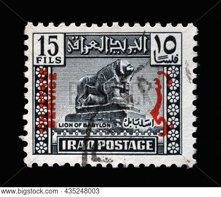 ZAGREB, CROATIA - SEPTEMBER 18, 2014: Stamp printed in Iraq shows Lion of Babylon, basalt, from the Royal Nebuchadnezzar II, circa 1942