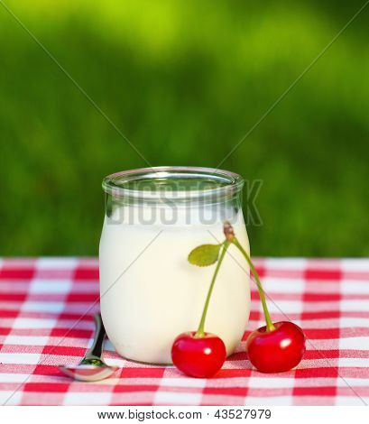 Yogurt ciliegio In un vasetto di vetro