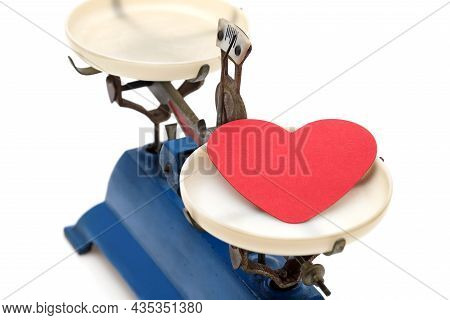 Retro Roberval Balance With Red Heart, Scale On A White Background 　