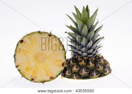 polovina Zralý ananas izolovaných na bílém pozadí