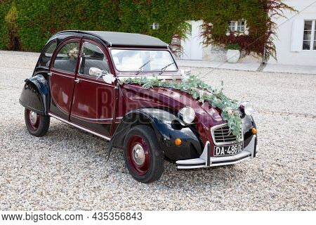 Bordeaux , Aquitaine  France - 09 30 2021 : Citroen 2cv Wedding Day On Retro Vintage French Historic