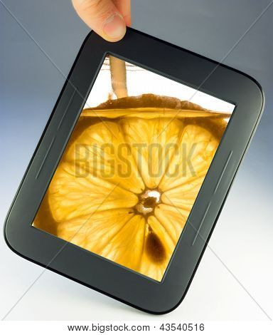 Планшетный touch pad компьютер с лимоном