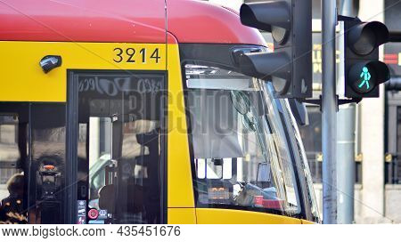 Warsaw, Poland. 4 Oktober 2021. Downtown Warsaw Street Traffic On Aleje Jerozolimskie Road