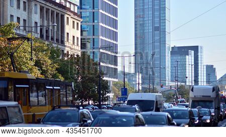 Warsaw, Poland. 4 Oktober 2021. Downtown Warsaw Street Traffic On Aleje Jerozolimskie Road