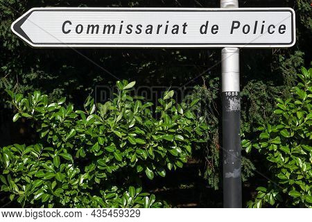 Police Station Road Sign And Direction In France Called Commissariat De Police In French Language