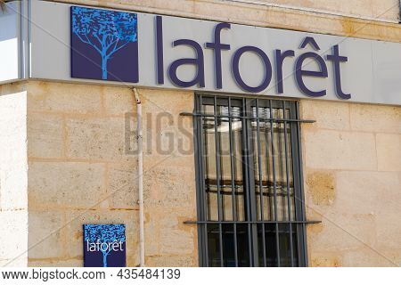 Bordeaux , Aquitaine  France - 09 30 2021 : Laforet Sign Brand And Text Logo Of French Office Real E