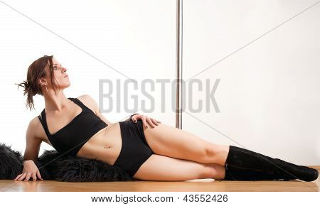 Die junge Frau liegt in der Nähe von einer Stange